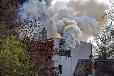 Die Rauchsäule war fast von der gesamten Stadt aus sichtbar. Die Bevölkerung wurde per Warn-App gewarnt.