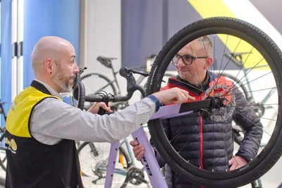 Filialleiter Roberto Kreißig in einem Kundengespräch bei der Vorstellung eines Gravelbikes.