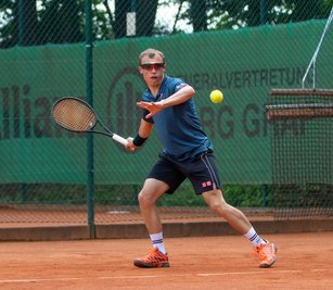 Tony Peter holte den einzigen Punkt für die Bezirksliga-Tennisspieler aus Oberlungwitz im Duell mit Frankenberg. 