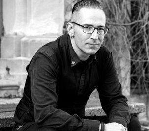 Marko Kruppe ist Schriftsteller und Moderator in Leipzig. 