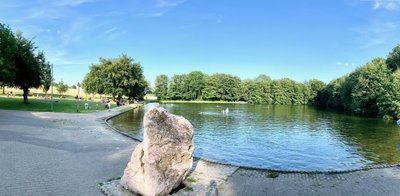 Idylle und Entspannung pur: Im Naturbad Grünhain gibt es neben dem kühlen Nass auch eine Liegewiese mit sonnigen und schattigen Plätzchen. 
