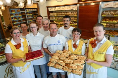 Das Team (v.l.n.r.): Heidi Pietschmann, Suezana Kanonoik , Fanni Pietschmann, Steffen Dietrich, Raymond Giebhardt, Thorsten Ungethüm, Hassan Montrib, Nicole Pluta, Lilli Pietschmann.
