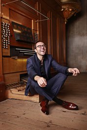 Bewies auf den beiden Freiberger Silbermann-Domorgeln versiertes Geschick: Organist Christian Schmitt