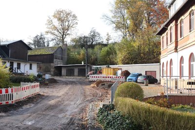 Die Metzdorfer Straße in Hohenfichte ist seit Ende Juni eine Baustelle. Noch in diesem Jahr soll der Verkehr wieder rollen.