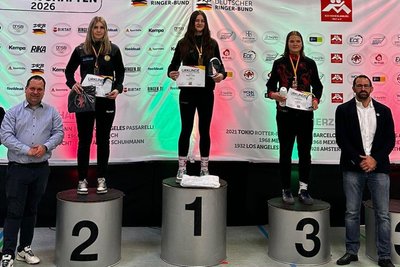 Melanie Lorenz (1.) und Annalena Landgraf (2.) auf dem DM-Podest.