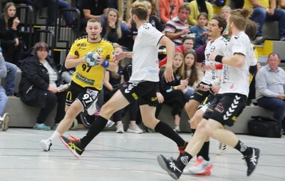 Sebastian Naumann (am Ball) erzielte sechs Treffer für Oberlosa. Am Ende nahmen aber die Gäste aus Bernburg die Punkte beim 34:36 mit. 