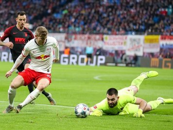             Augsburgs Torwart Tomas Koubek (r) patzt gegen Leipzigs Timo Werner.