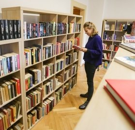 Aline Müller in der Bücherschenke im Pleißaer Rathaus. 