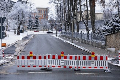 Im gesperrten Abschnitt befindet sich auch das Polizeirevier Auerbach. 