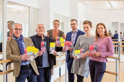 Die Spitzenfestmacher Thomas Münzer (von links), Jürgen Fritzlar vom Spitzenfestverein, Tänzerin Ronny Bartsch, Kulturbürgermeister Tobias Kämpf (CDU), Christina Schmidt vom Dachverband Stadtmarketing und Theatersprecherin Carolin Eschenbrenner präsentieren die Programmhöhepunkte des 62. Traditionsfestes.