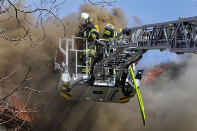 Durch die starke Rauchentwicklung konnten die Feuerwehrleute nur mit Atemschutztechnik arbeiten.