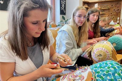 Cosima, Melina und Sarah-Christin (v. l.) gehörten zu den insgesamt 22 Klöpplerinnen beim Symposium.