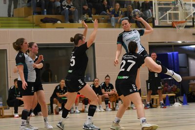 Die Rotation-Damen um Tatjana Ployer (r.) haben sich beim Topfavoriten MSV Dresden teuer verkauft. Die Linkshänderin war beim 26:32 dreimal für ihr Team erfolgreich.