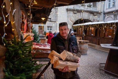 Mit seiner kleinen Mini-Alm hatte Mario Martin im Plauener Rathaushof einen Anlaufpunkt abseits des Weihnachtsmarktes geschaffen.