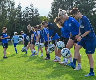 Zu Swen Hennigs Trainerteam in Chemnitz gehört auch Co-Trainerin Madeleine Günl (l.), die das Frauenteam des CFC auch für die Spiele fit macht. Am Wochenende steht das Derby gegen Eiche Reichenbrand an. 