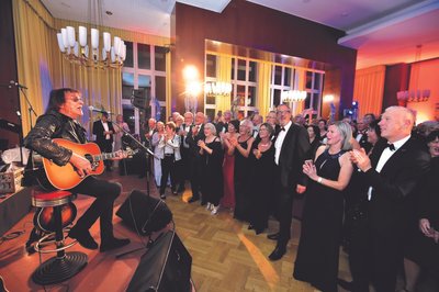 Dieter "Maschine" Birr spielte von Gästen umringt beim Ball des Lionsclubs Chemnitz Schmidt-Rottluff.