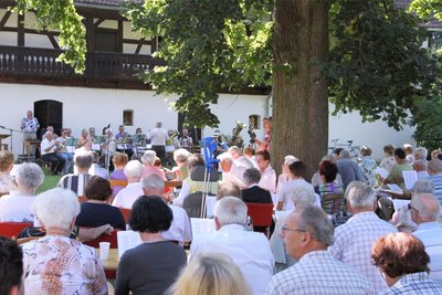 Am Samstag wird wieder unter dem alten Lindenbaum um Pfarrhof Langenhessen in Gemeinschaft gesungen.