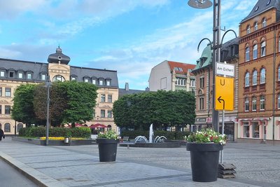 Als Abgrenzung zur Bundesstraße 101 wurden Blumenkübel am Altmarkt in Aue aufgestellt.
