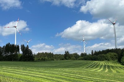 Windräder, wie hier zwischen Gattendorf und Trogenau an der Grenze zum sächsischen Vogtland, sind auch über Wald möglich.