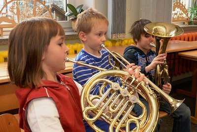 Beim Projekt "Jedem Kind ein Instrument", wird in der ersten und zweiten Klasse zusätzlich Instrumentalunterricht gegeben. Das Vorhaben wird in Sachsen nicht vom Kultus- sondern vom Wissenschaftsministerium jährlich mit 425.000 Euro gefördert und ist ein voller Erfolg: Aktuell sind 53 Schulen beteiligt. Im Archivbild üben Kinder der Grundschule Gornsdorf. Weitere Schulen wollen, können aber nicht aufgenommen werden. 