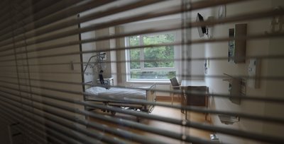 Die Auswirkungen der Coronapandemie belasten die Krankenhäuser doppelt: Die Anzahl der Covid-Patienten steigt seit Wochen, zugleich ist der Krankenstand in der zunehmend erschöpften Belegschaft sehr hoch. Auch am Klinikum können nicht alle vorhandenen Betten betrieben werden. 
