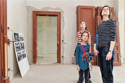 Rundgang am Samstag in der ehemaligen Baumwolle in Flöha: Sabine Bandemer, Marika (11) und Wanja (7) schauen sich in dem Raum um, in dem künftig Oberbürgermeister Volker Holuscha arbeiten wird. 