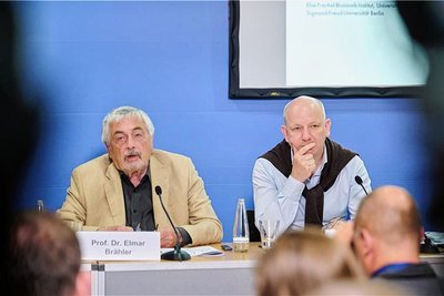 Elmar Brähler (l) und Elmar Oliver Decker erläutern die Ergebnisse der Untersuchung zu politischen Einstellungen Ostdeutscher Wissenschaftlerinnen und Wissenschaftler im Haus der Bundespressekonferenz.