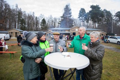 Manche Gäste sind jedes Jahr beim Wintergrillen dabei - auch am Sonntagnachmittag. Das Haselbrunner Bad erinnert an ihre Jugend, berichten sie.
