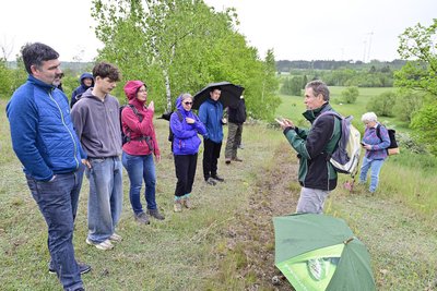 Geführt wurde der Frühlingsspaziergang von Thomas Findeis (2. von rechts), Mitarbeiter im Umweltamt des Vogtlandkreises.