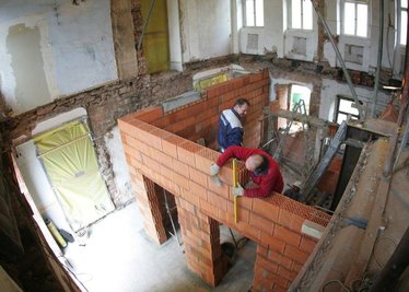 
              <p class="artikelinhalt">Vom alten Pfarramt sind lediglich die Fassade und das Dach übrig geblieben. Im Inneren des Gebäudes werden bereits die Wände für das geplante Gemeindezentrum hochgezogen.</p>
            