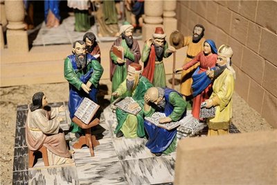 Der zwölfjährige Jesus im Tempel ist eine Szene auf dem Weihnachtsberg der Lößnitzer Schnitzer. Sie wurde vor wenigen Jahren nach einer Beschädigung bei einem Brand farblich neu gestaltet und restauriert.