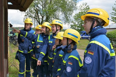 Vorm Wettkampfstart hat die Annaberger THW-Jugend überlegt, wo die Strecke entlang gehen könnte, denn bis dahin war das unbekannt.