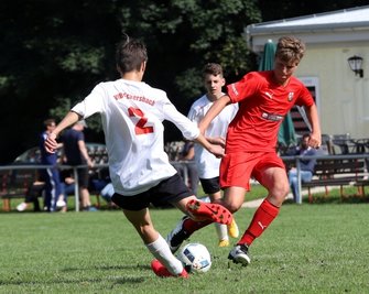 Im C-Junioren-Turnier belegten die Gastgeber vom VfB Eckersbach - im Foto Paul Schneider (links) im Duell mit Ferdinand Schäffer vom FC 02 Zwickau - Rang 2 hinter Sieger Traktor Neukirchen. 