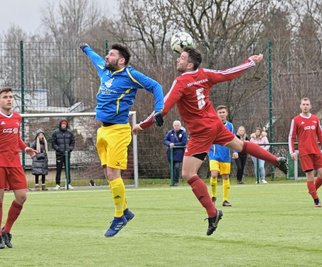 Im Zweikampf kommt der Zwickauer Michael Blechschmidt (rechts) im Kopfballduell vor dem Mülsener Thomas Baumann an den Ball. 