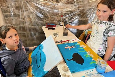 Hanna (11) aus Schwarzenberg und Layla (9, r.) aus Sosa schufen mit Pinsel tolle Unterwasserwelten. Dabei wurden mit Modelliermasse sogar Steine und Muscheln hervorgehoben.