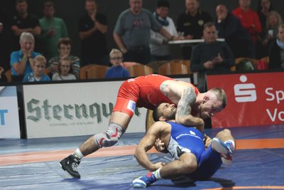 Mittlerweile gehört Eryk Maj (rotes Trikot) zu den Routiniers im Team der WKG Pausa/Plauen. Beim Hinkampf glänzte er mit einem klaren 9:0-Sieg.