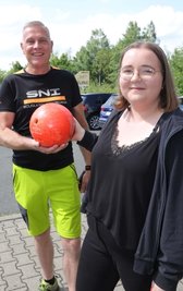 Für seine 104. Blutspende erhielt Mirko Leistner aus Schwarzenberg von Maxi Behrendt (v.) eine symbolische Bowlingkugel. Leistners Tochter Josy darf eine Stunde gratis bowlen gehen. 