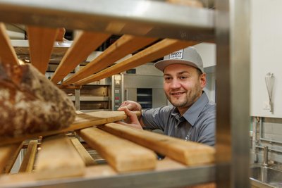 Zu den Rednern in Thum gehört Christian Beyer. Der Krumhermersdorfer hat mit seiner Frau Nicole vor ziemlich genau einem Jahr in Thum die Bäckerei "Brotpiraten" eröffnet.