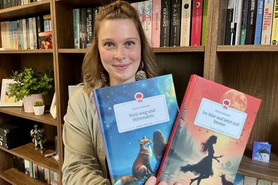 Marie Lehmann zeigt stolz ihre ersten beiden Poesie-Bücher.