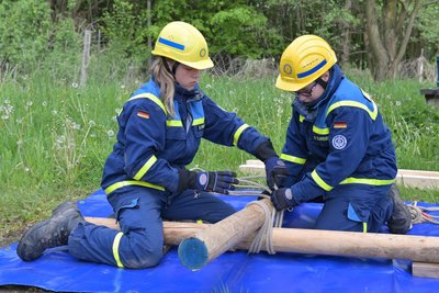 Nathan Morawietz (l.) und Nick Schreiber (r.) vom Erfurter Sieger-Team aus Thüringen beim Knotenbinden.