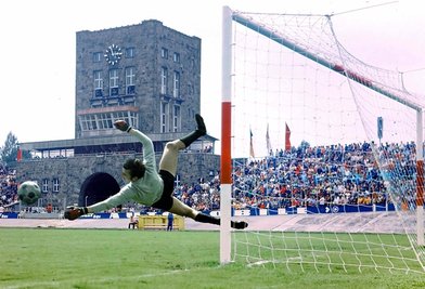 Typische Körperhaltung eines Weltklassetorwarts: Der Zwickauer Jürgen Croy beim Aufwärmen vor einem Oberliga-Punktspiel 1974 im Zwickauer Stadion.