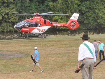 Vor den Augen von 500 Zuschauern wurde ein 70-Jähriger auf dem Schützenfest in Hohenfichte schwer verletzt.