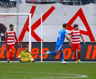 Das 0:1 aus Sicht des FSV, Jonas Hofmann von den Sportfreunden Lotte dreht zum Jubeln ab.