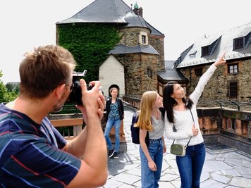 Rundgang auf der Wehrmauer. Unter den Augen von Museumsmitarbeiterin Nadine Holesch schoss der Berliner Fotograf André Forna auch dort Aufnahmen mit den Models Jin Xu und Isabelle Oldenburg. 