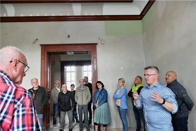 Andre Stefan (r.), Leiter der Bauverwaltung Flöha, führte am Samstag zwei Gruppen von Besuchern durch das neue Rathaus der Großen Kreisstadt. 
