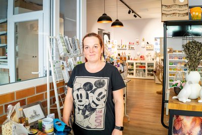 Nicole Pönisch vom Karlo-Regionalladen hofft, dass die Baustelle auf der Rochlitzer Straße nun bald ein Ende hat.