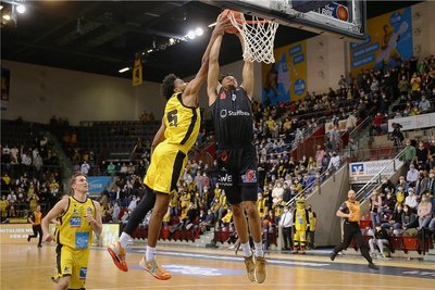 Foul oder nicht? Ludwigsburgs Jonah Radebaugh (links) blockt Niners-Spieler Nelson Weidemann. Der verletzte sich bei der anschließenden Landung schwer und beschwerte sich, dass es keinen Pfiff gab. 