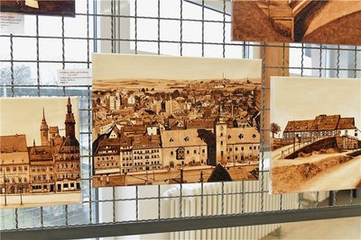 Als Grundlage für ihre Bilder nutzt Romy Schön historische Postkarten, für die die Urheberrechte erloschen sind. Hier ein Bild vom Freiberger Obermarkt mit Rathaus aus dem Jahr 1905, rechts davon die Alte Elisabeth und links davon ebenfalls der Freiberger Obermarkt, allerdings in Richtung Petrikirche (die Fotoaufnahmen jeweils von um 1900).