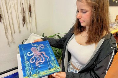 Bei Cosima aus Johanngeorgenstadt, die schon seit gut fünf Jahren klöppelt, verschwimmen am Ende Fadenkunst auf gemaltem Untergrund zu einer Unterwasserwelt.