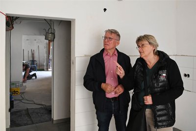 Thomas Eulenberger und Carolin Schneider-Delau begutachten den Raum der künftigen Küche.